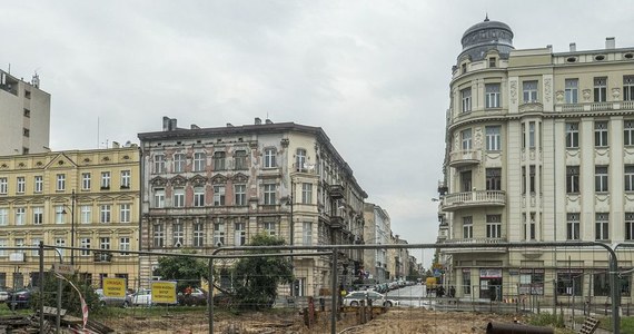 Na budowie nowej drogi w centrum Łodzi, która miała połączyć ul. Wschodnią z ul. Sienkiewicza, od miesięcy nic się nie dzieje, dlatego władze miasta poinformowały, że odstąpią od umowy z jej obecnym wykonawcą i ogłoszą nowy przetarg na inwestycję.