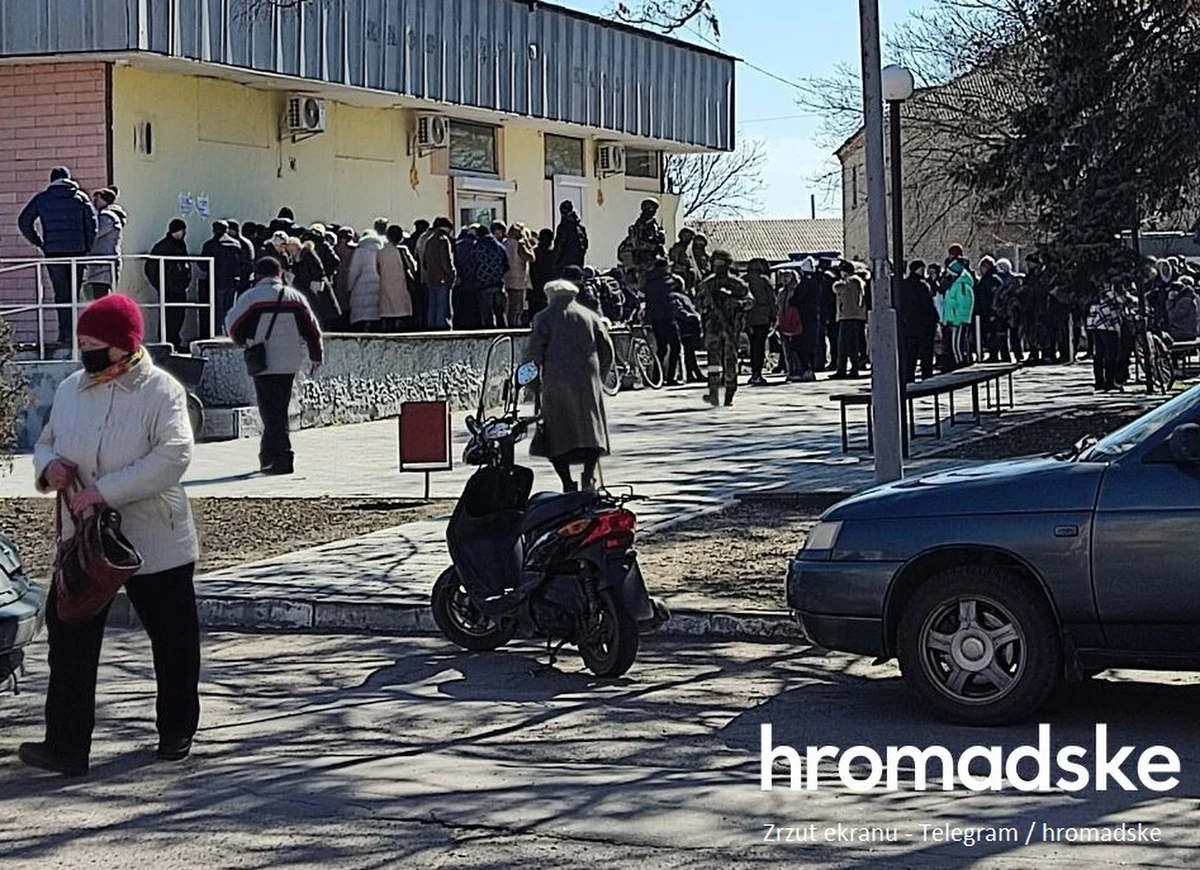 Rosjanie próbują wprowadzić do obiegu ruble w okupowanym przez nich Heniczesku w obwodzie chersońskim na południu Ukrainy - pisze w czwartek portal Hromadske. Pracownikom sfery budżetowej i emerytom proponują po 10 tys. rubli (ok. 418 zł).