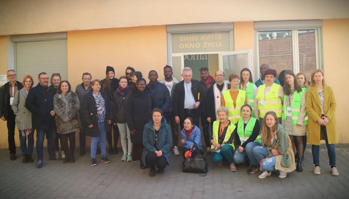 Przy lubelskim Centrum Wolontariatu swoją działalność zainaugurowało Okno Życia. Ze względu na napływ uchodźców jest ono opisane w językach polskim i ukraińskim.
