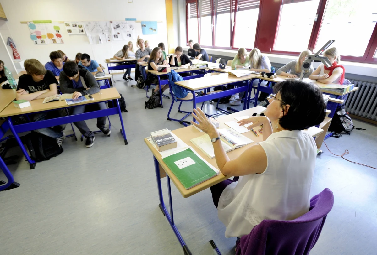 O 4,4 proc. wzrośnie od 1 maja średnie wynagrodzenie nauczycieli. "Subwencja oświatowa zostanie zwiększona na ten cel o 1,6 mld złotych" - zdecydował, nowelizując ustawę Karta Nauczyciela.