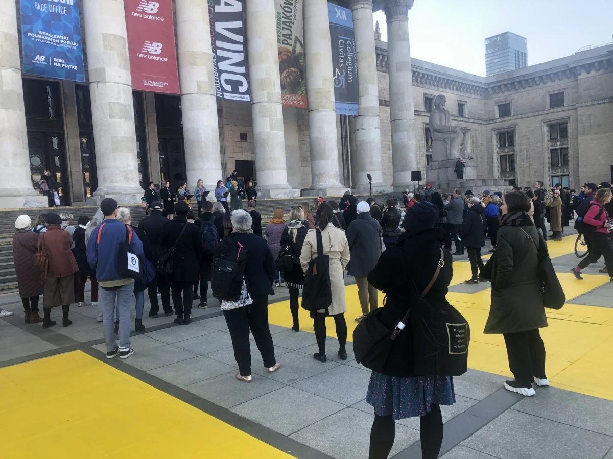 "To jest orędzie na czas wojny, która trwa, i na czas pokoju, który nadejdzie. Orędzie dla teatru, jaki znamy i dla tego, jaki stworzymy. Orędzie dla świata, który musimy zmienić, by go ocalić" - napisano w przesłaniu na Międzynarodowy Dzień Teatru. Przed Pałacem Kultury i Nauki odbyło się wyjątkowe wydarzenie, wskazujące poparcie dla niszczonej przez rosyjską agresję Ukrainy.