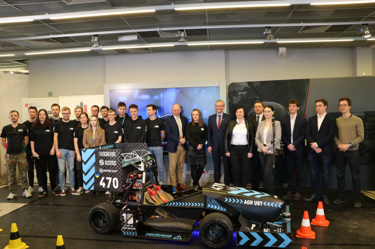 Pierwszy autonomiczny bolid elektryczny w Polsce stworzyli studenci Akademii Górniczo Hutniczej w Krakowie. Prace na tym projektem trwały cztery lata. Pojazd sam wybiera tor trasy, a potrafi rozpędzić się nawet do 130 km/h.