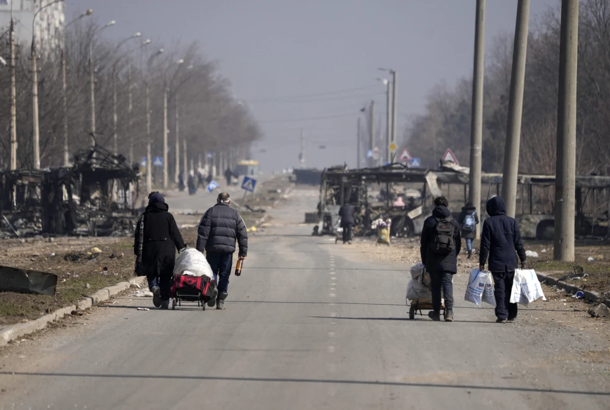 ​Strach kurczy żołądek, perforuje jelita. Człowiek wywraca się na lewą stronę jak sweter. Elektryzuje. Wszystko w sobie trawi i wydala płyny. Odwadnia się. Po kilku dniach milknie, zamyka się w środku i zamienia w skałę. Ten stan udokumentowano w miejscach, które zapisały się tragicznie w historii - Guernica, Aleppo, Grozny, Mariupol. Wciąż powracam do tego ostatniego miasta, bo dogorywa. Nie między kartkami pokrytego kurzem podręcznika historii - na naszych europejskich oczach! Dla Rosjan to dostęp do Morza Azowskiego, odcięcie reszty Ukrainy od szerszego świata. Strategiczna zdobycz - perla w koronie agresora. Dla jego mieszkańców oznacza pierwsze postawione kroki, pierwsze miłości i złamane serca. Chrzciny, wesela i pogrzeby. Z tym, że obecnie w Mariupolu nie kopie się już nawet zbiorowych mogił - to zbyt niebezpiecznie - ludzie zostają tam, gdzie giną. Powtarza się Srebrenica.