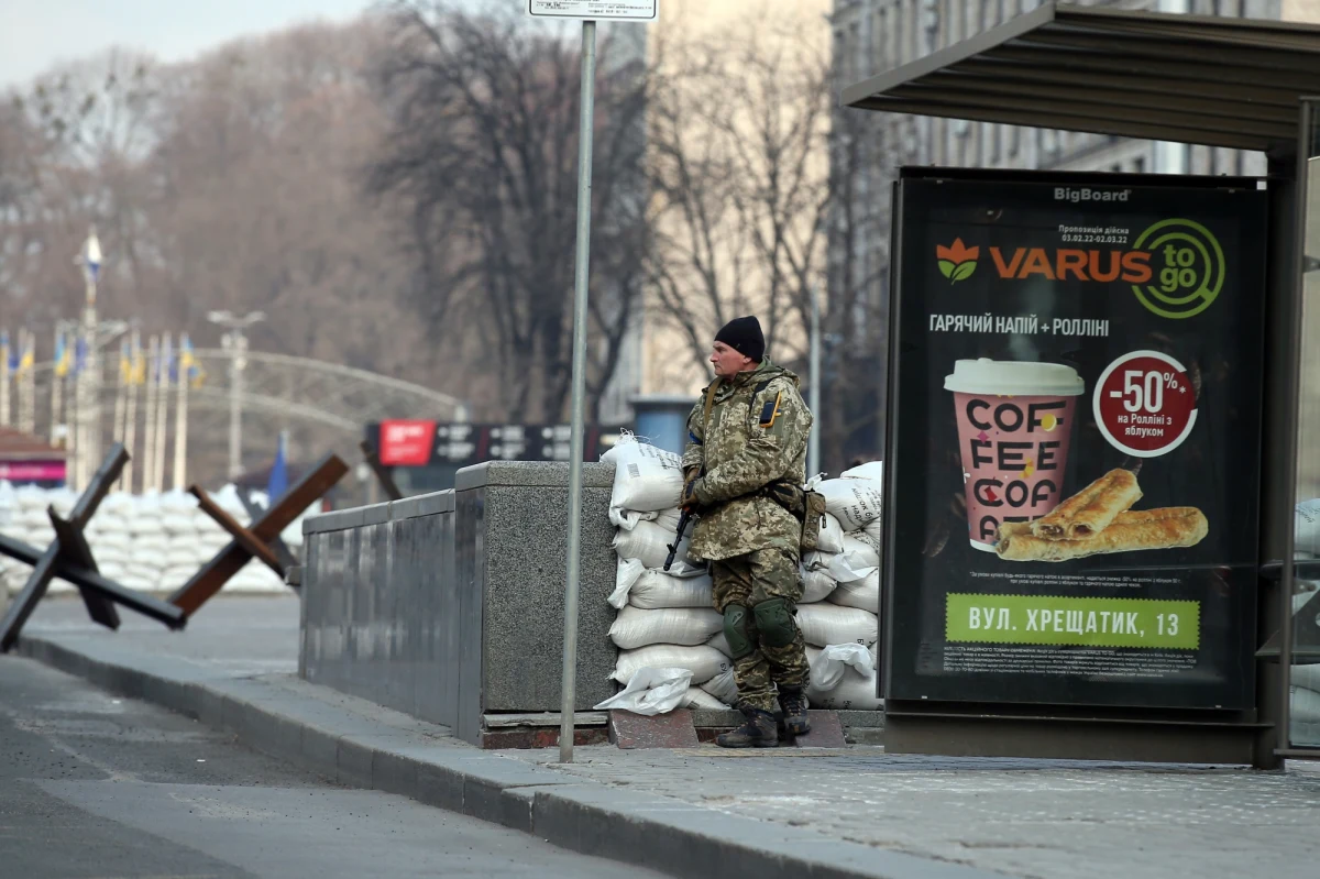 Miesiąc po rozpoczęciu rosyjskiej inwazji w Ukrainie odbył się nadzwyczajny szczyt NATO. Członkowie Sojuszu ustalili, że na flance wschodniej ma być więcej żołnierzy, więcej sprzętu, myśliwców i broni przeciwrakietowej. "Odpowiemy, jeśli Rosja użyje na Ukrainie broni masowego rażenia" - zadeklarował prezydent USA Joe Biden po spotkaniu z przywódcami NATO i G7 w Brukseli. Jak dodał, sposób odpowiedzi będzie zależał od sposobu użycia przez Rosję tej broni. 402 tys. Ukraińców, w tym 84 tys. dzieci, zostało siłą przesiedlonych z miast na wschodzie Ukrainy do Rosji - poinformowała ukraińska rzeczniczka praw człowieka Ludmyła Denisowa. Kierownictwo wojskowe Rosji przerzuca żołnierzy i uzbrojenie na Białoruś oraz okupowany Półwysep Krymski. Celem ma być przygotowanie, a następnie przeprowadzenie operacji okrążenia Kijowa - przekazał w komunikacie Sztab Generalny Sił Zbrojnych Ukrainy. Poniżej podsumowujemy 29. dzień wojny w Ukrainie. 