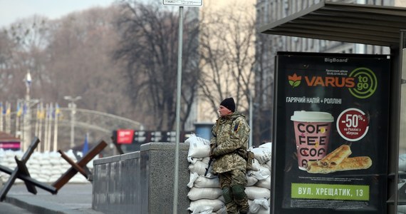 Miesiąc po rozpoczęciu rosyjskiej inwazji w Ukrainie odbył się nadzwyczajny szczyt NATO. Członkowie Sojuszu ustalili, że na flance wschodniej ma być więcej żołnierzy, więcej sprzętu, myśliwców i broni przeciwrakietowej. "Odpowiemy, jeśli Rosja użyje na Ukrainie broni masowego rażenia" - zadeklarował prezydent USA Joe Biden po spotkaniu z przywódcami NATO i G7 w Brukseli. Jak dodał, sposób odpowiedzi będzie zależał od sposobu użycia przez Rosję tej broni. 402 tys. Ukraińców, w tym 84 tys. dzieci, zostało siłą przesiedlonych z miast na wschodzie Ukrainy do Rosji - poinformowała ukraińska rzeczniczka praw człowieka Ludmyła Denisowa. Kierownictwo wojskowe Rosji przerzuca żołnierzy i uzbrojenie na Białoruś oraz okupowany Półwysep Krymski. Celem ma być przygotowanie, a następnie przeprowadzenie operacji okrążenia Kijowa - przekazał w komunikacie Sztab Generalny Sił Zbrojnych Ukrainy. Poniżej podsumowujemy 29. dzień wojny w Ukrainie. 