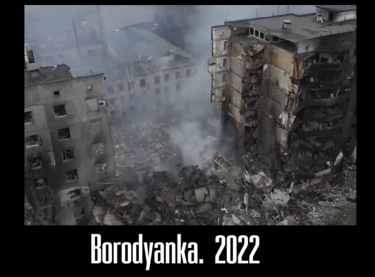 Prezydent Ukrainy Wołodymyr Zełenski opublikował wieczorem nagranie, podsumowujące trwającą od miesiąca wojnę z Rosją. Kadry przedstawiające obecną rosyjską agresję i jej skutki zestawiono z obrazami z okresu II wojny światowej.