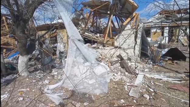 Zdjęcia opublikowane przez armię Ukrainy pokazują domy cywilne zniszczone po intensywnym ostrzale i walkach w rejonie Kijowa.