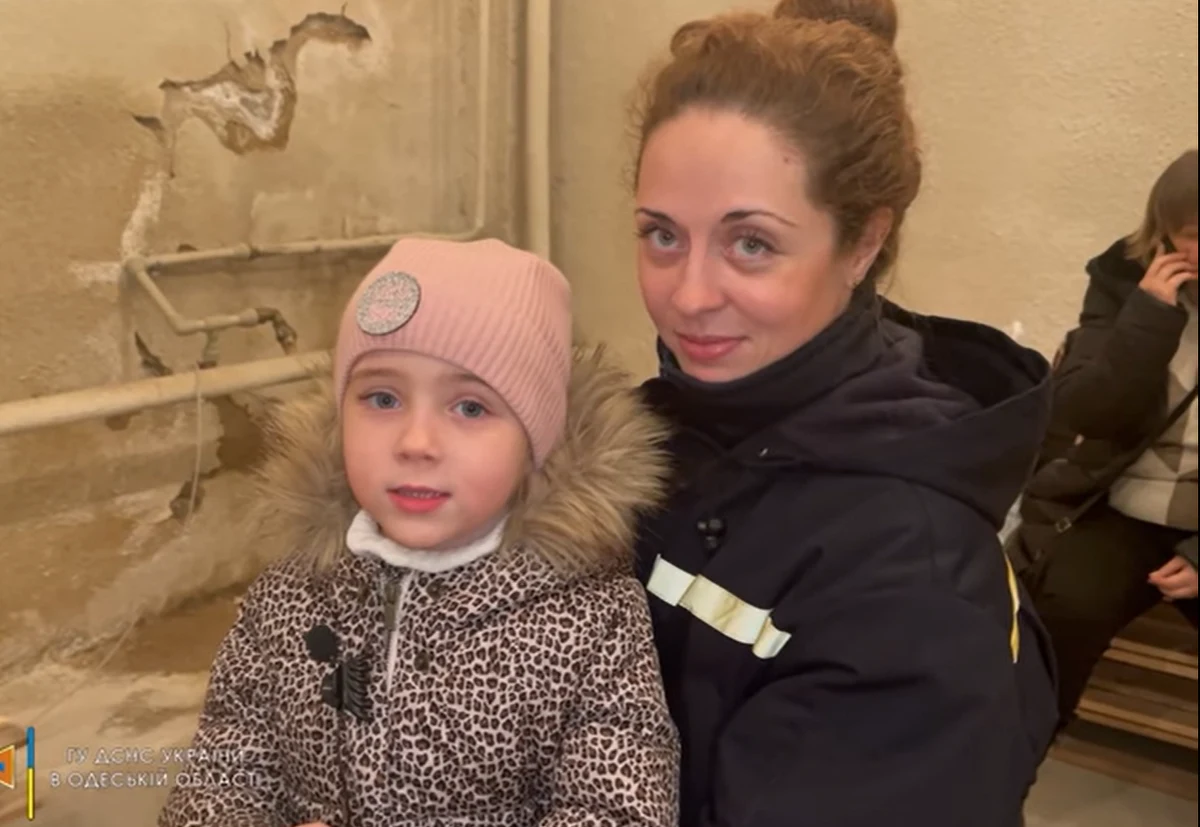 Służby ratownicze z obwodu odeskiego opublikowała poruszający film, w którym dzieci ratowników mówią o tym, co dla nich oznacza wojna. „Tak, boje się” – przyznaje jedna z dziewczynek, która wzięła udział w nagraniu.