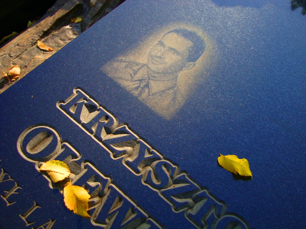 Przed Sądem Okręgowym w Płocku rozpoczął się dziś kolejny proces ws. uprowadzenia i zabójstwa Krzysztofa Olewnika. Stawiło się czterech z pięciu oskarżonych, w tym Jacek K., bliski znajomy porwanego. To jedna z najgłośniejszych spraw kryminalnych w Polsce. Wiele jej wątków wciąż pozostaje niewyjaśnionych. 