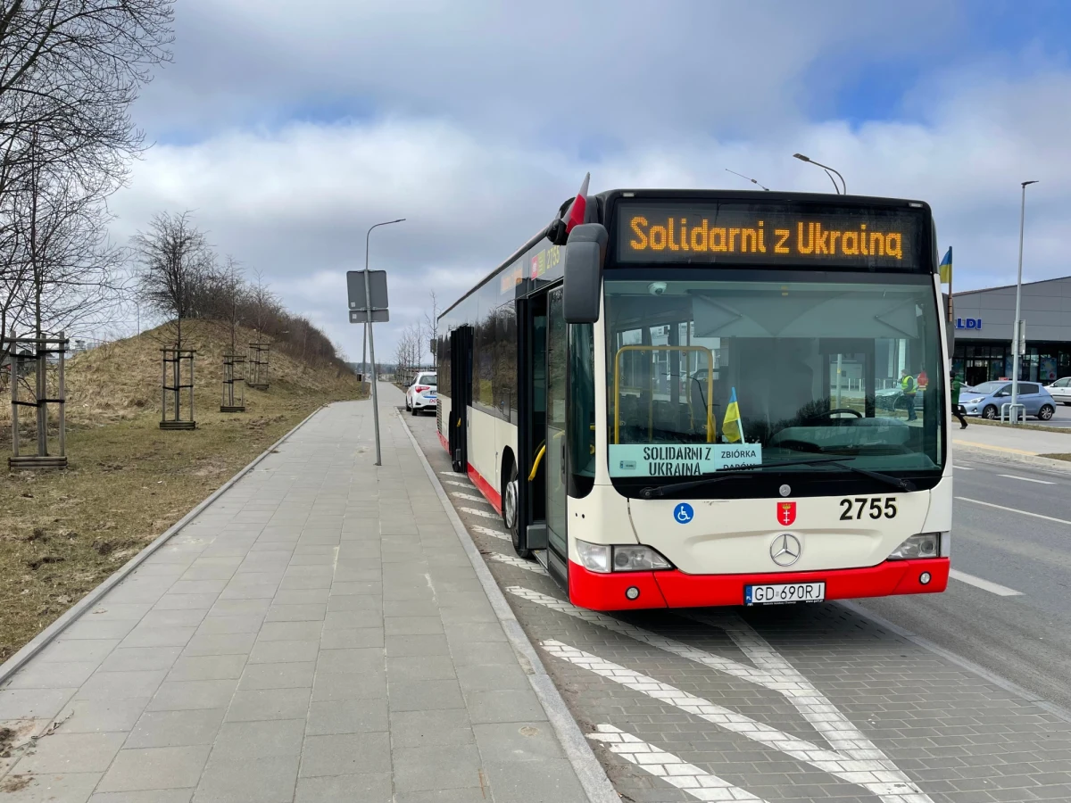 W Trójmieście będzie więcej objazdowych zbiórek darów dla Ukrainy. Akcję organizują pasjonaci komunikacji miejskiej. W najbliższą sobotę specjalny autobus jeździć będzie po dzielnicach Gdyni. W dwa kolejne weekend rzeczy potrzebne uchodźcom będzie można przekazać w Gdańsku. 

