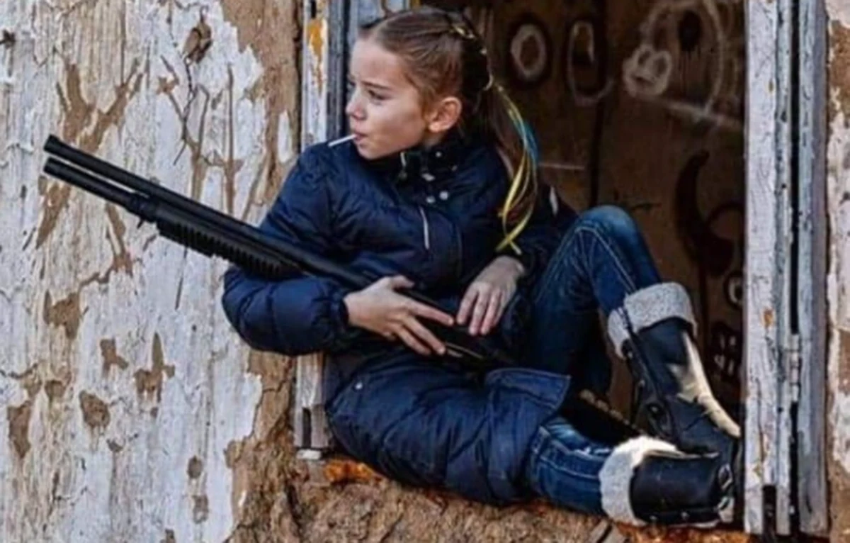 Zdjęcie 9-letniej dziewczynki trzymającej w rękach strzelbę, a w buzi lizaka obiegło cały świat. Był nawet tacy, którzy sądzili, że autorem zdjęcia jest Donald Tusk. Prawda jest zupełnie inna. 