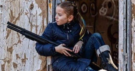 Zdjęcie 9-letniej dziewczynki trzymającej w rękach strzelbę, a w buzi lizaka obiegło cały świat. Był nawet tacy, którzy sądzili, że autorem zdjęcia jest Donald Tusk. Prawda jest zupełnie inna. 