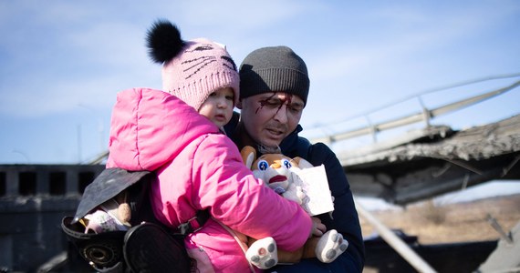 Jestem gotów dobrowolnie oddać się do rosyjskiej niewoli w zamian za umożliwienie ewakuacji dzieci z Mariupola. Potrzeba mi trzech dni na zorganizowanie misji ewakuacyjnej, następnie mogę zostać zatrzymany - napisał na Facebooku ukraiński generał policji Wiaczesław Abroskin. Przedstawiciele miasta alarmują, że coraz więcej mieszkańców umiera z głodu.