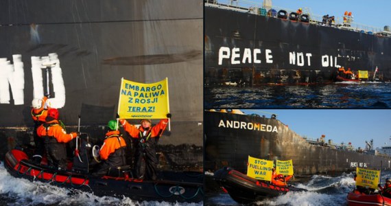 Aktywiści Greenpeace namalowali na burcie tankowca, który przetransportował rosyjską ropę do Polski, hasło "peace not oil", czyli "pokój zamiast ropy". Statek cumuje w Naftoporcie w Gdańsku.