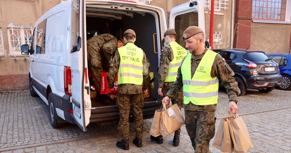 Kilkadziesiąt paczek z rzeczami "na start" przygotowali dla uchodźców z Ukrainy zachodniopomorscy terytorialsi. Żołnierze WOT chcieli wyposażyć osoby przyjeżdżające do Polski z pustymi rękami w przedmioty, które pozwolą im przetrwać pierwsze tygodnie poza domem. 