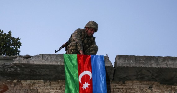 W Górskim Karabachu, w rejonie, który miały kontrolować rosyjskie siły pokojowe, pojawiły się wojska Azerbejdżanu – poinformowało ministerstwo spraw zagranicznych Armenii. „Sytuacja w Górskim Karabachu pozostaje napięta” – podkreślono.
