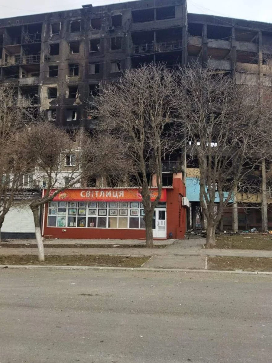 Świetlica utworzona przez polską Fundację Świętego Mikołaja w Mariupolu została kompletnie zniszczona, a jej obrońcy zabici. Od trzech lat było to miejsce, gdzie dzieci z rodzin przesiedlonych w wyniku wojny z 2014 r. mogły znaleźć bezpieczeństwo, uczestniczyć w bezpłatnych zajęciach i otrzymać pomoc psychologiczną. Do ostatniego dnia swojej działalności świetlica była centrum pomocy dla mieszkańców Mariupola. Odbudujemy ją - obiecuje Izabela Stawicka z fundacji.