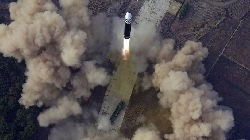 Biuro Prokuratora Generalnego Ukrainy ujawniło, że około połowa północnokoreańskich rakiet wystrzelonych przez Rosję w kierunku Ukrainy od grudnia 2023 r. do lutego 2024 r. eksplodowała w powietrzu.