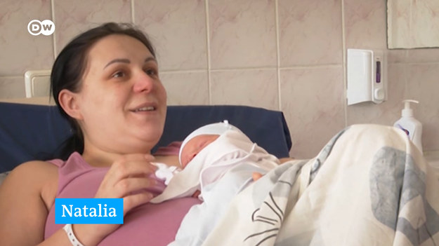 Porody w szpitalnej piwnicy to rzeczywistość jednego z kijowskich szpitali. Dla bezpieczeństwa matek i ich dzieci w podziemiach zorganizowano specjalną przestrzeń. Tylko w ciągu jednego weekendu w Kijowie w podobnych warunkach przyszło na świat 80 dzieci. Jak mówi dyrektor stołecznego szpitala położniczego, nadzwyczajna sytuacja poruszyła serca wielu darczyńców.