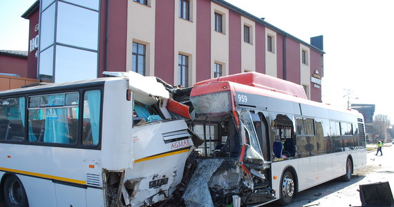 Nie ma już utrudnień na ul. Rejtana w Rzeszowie, gdzie rano doszło do zderzenia dwóch autobusów. W wypadku poszkodowane zostały 23 osoby, osiem trafiło do szpitala.