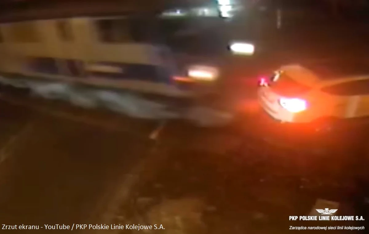 Zarzut niemyślnego spowodowania niebezpieczeństwa katastrofy w ruchu lądowym przedstawiono 62-letniej kobiecie, która doprowadziła do zderzenia z pociągiem na przejeździe kolejowym w Rudzienicach - podała w piątek prokuratura w Iławie (woj. warmińsko-mazurskie).