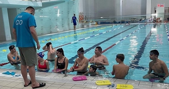 Zajęcia na basenie, lekcje angielskiego i pomoc psychologiczna. W ten sposób łódzka fundacja Swim for a Dream wspiera podopiecznych z ukraińskich domów dziecka.