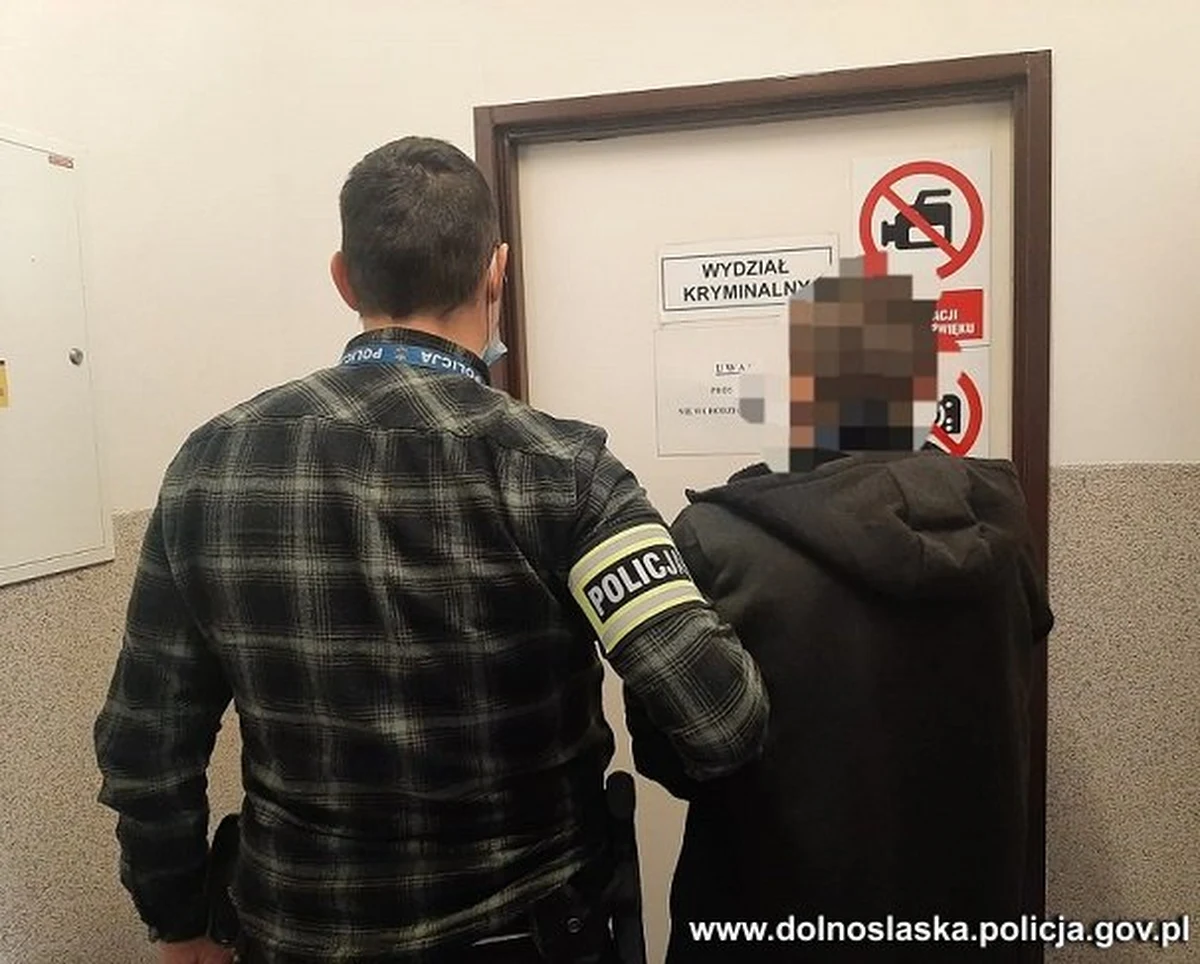 Drewnianą skarbonę z pieniędzmi z jednego z jaworskich kościołów chciał ukraść 27-latek. Mężczyzna po mszy zabrał skarbonę i ukrył się w kościelnej toalecie. Złodzieja na gorącym uczynku ujął parafianin.