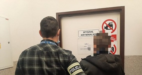 Drewnianą skarbonę z pieniędzmi z jednego z jaworskich kościołów chciał ukraść 27-latek. Mężczyzna po mszy zabrał skarbonę i ukrył się w kościelnej toalecie. Złodzieja na gorącym uczynku ujął parafianin.