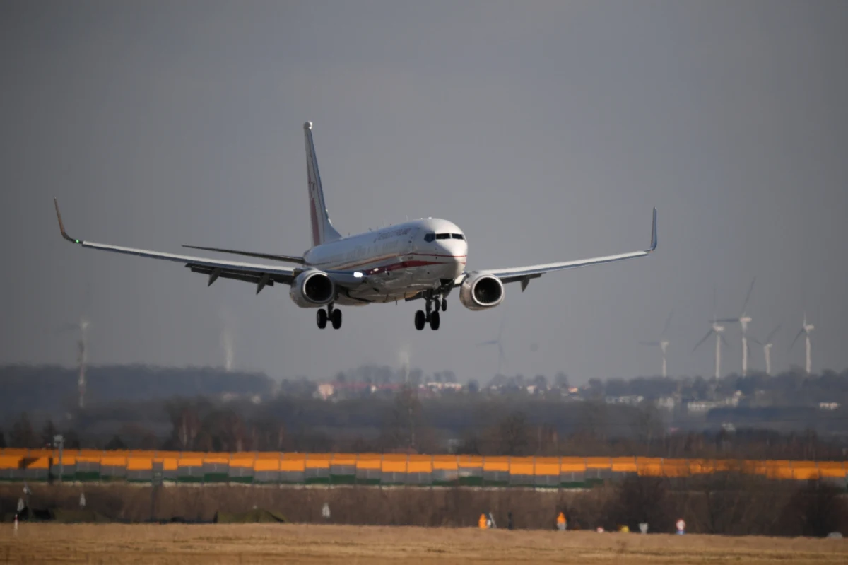 Andrzej Duda miał powitać prezydenta USA Joe Bidena na lotnisku Rzeszów-Jasionka. Samolot z polskim prezydentem na pokładzie musiał jednak awaryjnie wylądować w Warszawie. Do Rzeszowa Duda dotarł maszyną rezerwową. Ostatecznie do spotkania obu przywódców doszło później, już nie na płycie lotniska. 