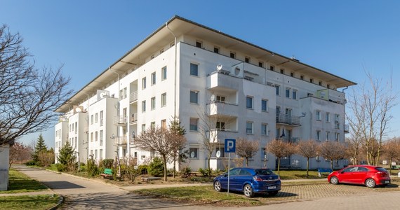 Wrocławianie, którzy mają mieszkania w budynkach komunalnych z lat 1999-2002 będą mogli wykupić je 40-procentową bonifikatą. Jak podało miasto dzięki uchwale przyjętej przez wrocławskich radnych do sprzedaży trafi kolejna pula blisko1 tys. mieszkań.