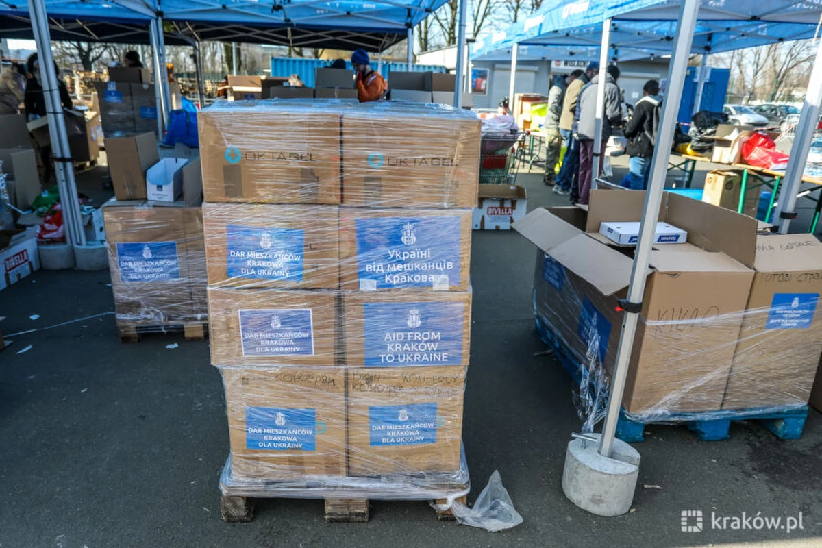 Niedziela będzie w Krakowie ostatnim dniem przyjmowania darów dla Ukrainy od indywidualnych darczyńców - podał magistrat. W magazynie na Rybitwach  nadal przyjmowane będą rzeczy zbierane przez zorganizowane grupy i firmy.

