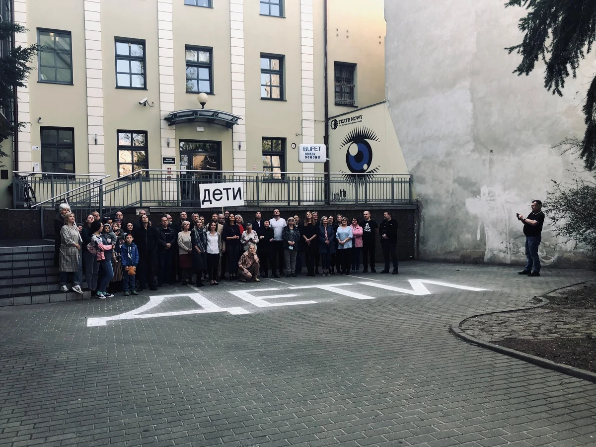 Napis „Дети”  - po ukraińsku "dzieci"  - wymalowany białą farbą na parkingu przez Teatrem Nowym w Łodzi to wyraz solidarności z narodem ukraińskim. Taki sam napis jest przed zbombardowanym przez Rosjan teatrem w Mariupolu. 
