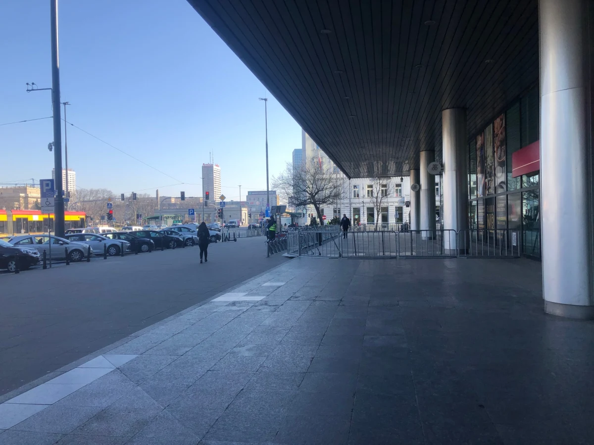 Zakazy parkowania samochodów obowiązują w centrum Warszawy, w rejonie Hotelu Marriott, gdzie dzisiaj wieczorem zatrzyma się amerykański prezydent Joe Biden. Samochodu nie można zostawiać wzdłuż alej Jerozolimskich, na odcinku od placu Starynkiewicza do ronda Dmowskiego. Policja apeluje, by omijać centrum Warszawy.