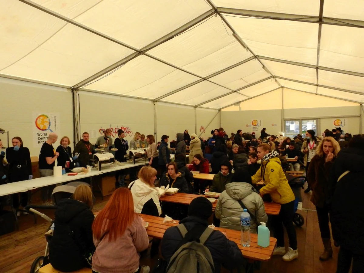 Krótko lub długoterminowe schronienie dla ponad 4 tys. 600 uchodźców, 360 ton darów dla ofiar konfliktu i tysiące wolontariuszy - tak w liczbach wygląda pierwszy miesiąc udzielania pomocy przez Caritas Archidiecezji Krakowskiej.

