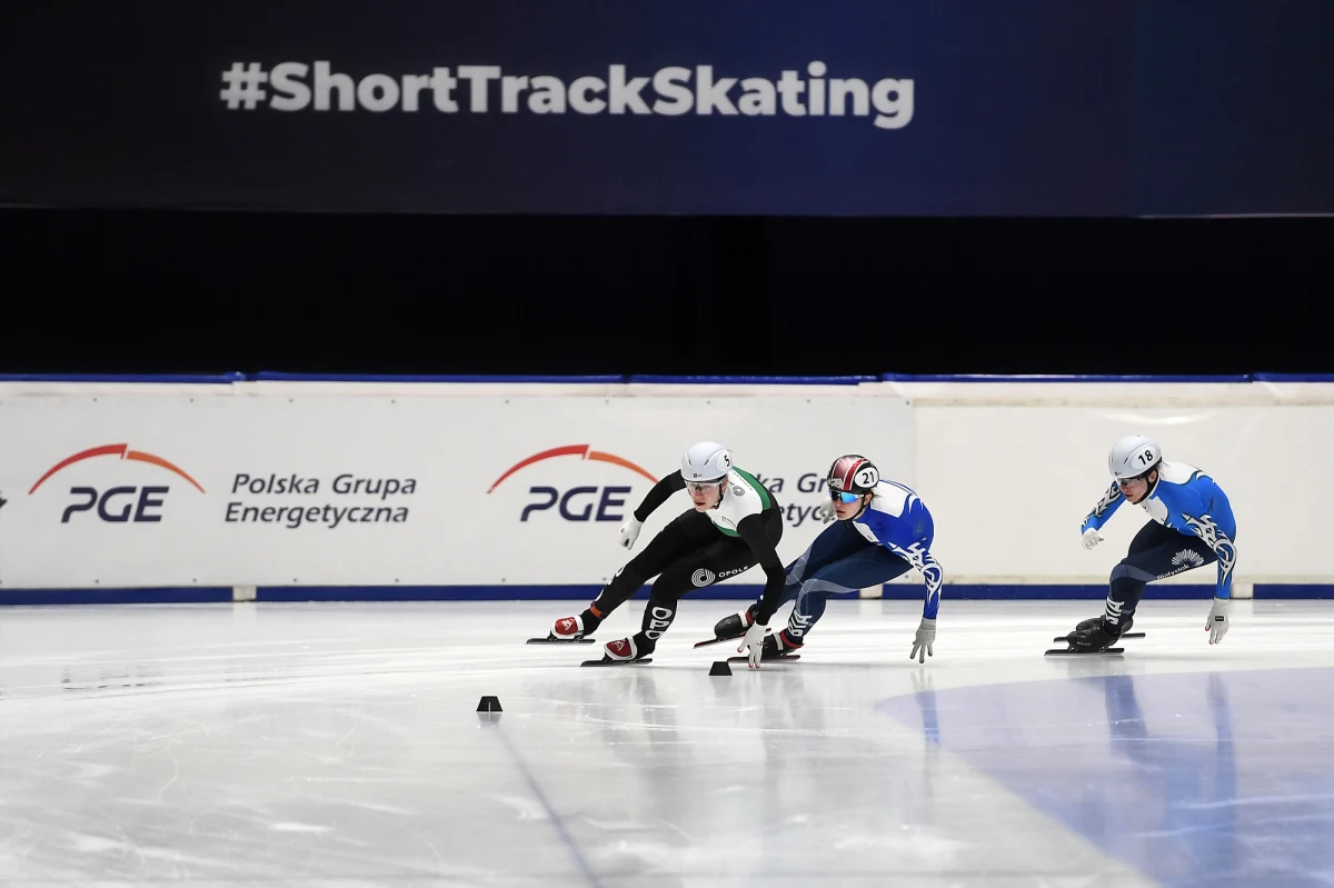 ​45 łyżwiarzy, 22 zawodniczki i 23 zawodników, z pięciu klubów, na czele z Natalią Maliszewską (Juvenia Białystok), rozpoczęło w piątek w Gdańsku rywalizację w mistrzostwach Polski w short tracku. Pierwszego dnia rozegrano eliminacje, w sobotę i niedzielę zaplanowane walkę o medale.