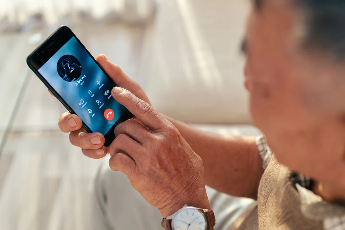 Starsza kobieta otrzymała przez telefon informację o rzekomym groźnym wypadku, w którym miała brać udział jej córka. Kobieta, która rozmawiała z seniorką przedstawiła się jako pracownik sądu i poinformowała, że szybko należy wpłacić wysoką kaucję, aby pomóc uniknąć konsekwencji córce. Starsza kobieta straciła w ten sposób prawie 270 tysięcy złotych.