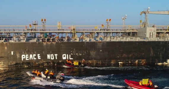 "Peace not oil" ("pokój zamiast ropy" - tłum.) - taki napis aktywiści z Greenpeace umieścili na burcie tankowca Andromeda. Tankowca, płynącego z Primorska, który transportuje do Polski rosyjską ropę. Akcja miała miejsce w piątek, około godz. 6 rano na redzie gdańskiego portu.