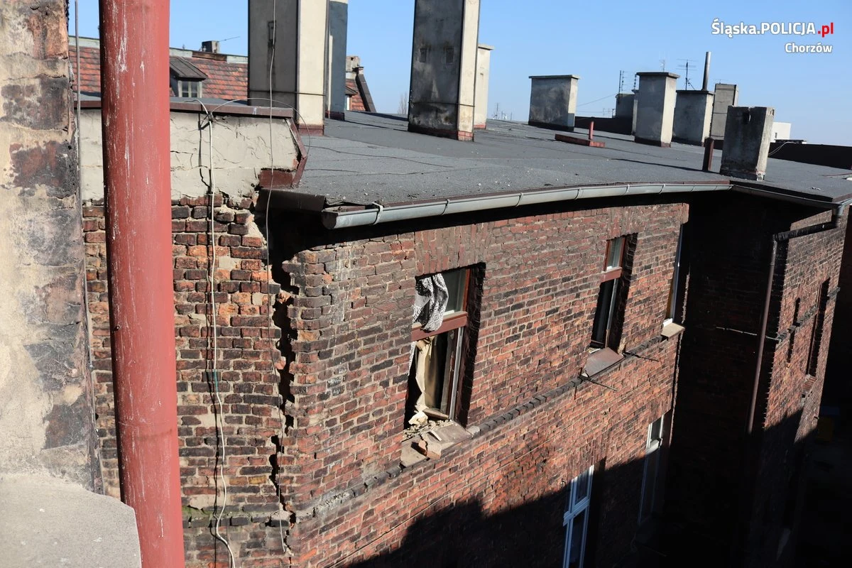 Są prokuratorskie zarzuty dla 52-letniego lokatora mieszkania w Chorzowie, gdzie przedwczoraj doszło do wybuchu gazu. W wyniku eksplozji część konstrukcji kamienicy została bardzo poważnie uszkodzona.