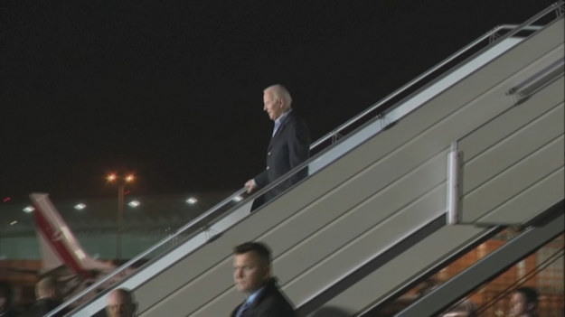 Prezydent USA Joe Biden przybył do stolicy Polski po wizycie w Rzeszowie, w południowo-wschodniej Polsce, gdzie odwiedził stacjonujące tam oddziały.