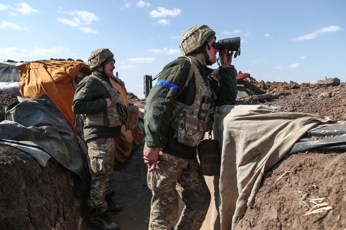 W związku z wojną w Ukrainie wizytę w Polsce rozpoczął prezydent USA Joe Biden. W piątek spotkał się z prezydentem Andrzejem Dudą. W Rzeszowie rozmawiał też z amerykańskimi żołnierzami. W negocjacjach Ukrainy z Rosją nie ma na razie żadnego przełomu, Moskwa pozostaje przy swoim ultimatum - poinformował szef ukraińskiej dyplomacji Dmytro Kułeba. W piątek poznaliśmy też dramatyczny bilans ubiegłotygodniowego zbombardowania teatru w Mariupolu. Według ostatnich danych zginęło nawet 300 osób. W ciągu ostatniej doby wojska rosyjskie na Ukrainie przegrupowywały się w celu wznowienia działań ofensywnych - poinformował sztab generalny Sił Zbrojnych Ukrainy na Facebooku. Rosja skupia swoje wysiłki na wschodzie Ukrainy, starając się odciąć siły ukraińskie w Donbasie, by wzmocnić swoją pozycję negocjacyjną - powiedział w piątek wysoki rangą przedstawiciel Pentagonu. Najważniejsze wydarzania związane z 30. dniem wojny w Ukrainie podsumowujemy poniżej.