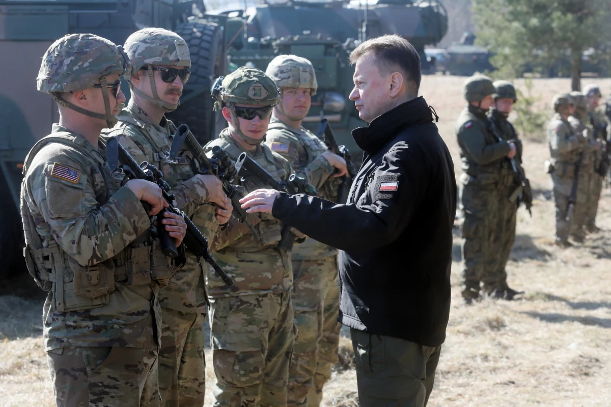Szef MON Mariusz Błaszczak podpisał rozporządzenie w sprawie podwyżek dla żołnierzy Wojska Polskiego. Wynagrodzenia wzrosną średnio o 676 zł i będą wypłacone z wyrównaniem od stycznia - poinformował Błaszczak.