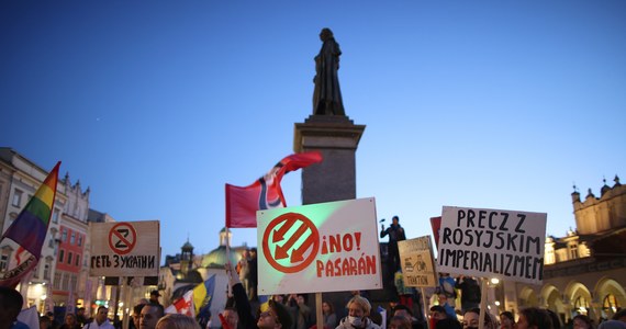 Pierwszym przykazaniem dyplomacji jest niedopowiedzenie – nie mówi się niczego wprost. Nawet jeśli ego podpowiada jakieś efektowne zdanie, trzeba włączyć hamulec. Zęby gryzą koniuszek języka. Usta przestają się ruszać. Trochę boli, ale dzięki temu można uniknąć poważnych kłopotów. Nie mogłem o tym napisać od razu, bo odrętwiałem z przerażenia. Ale wypowiedź Jarosława Kaczyńskiego w Kijowie przejdzie do historii największego harakiri w wykonaniu polityka. Żeby to było tylko przejęzyczenie, uszłoby w tłumie. Ale jeśli ktoś świadomie naraża naród na śmiertelne niebezpieczeństwo, to coś zupełnie innego.  