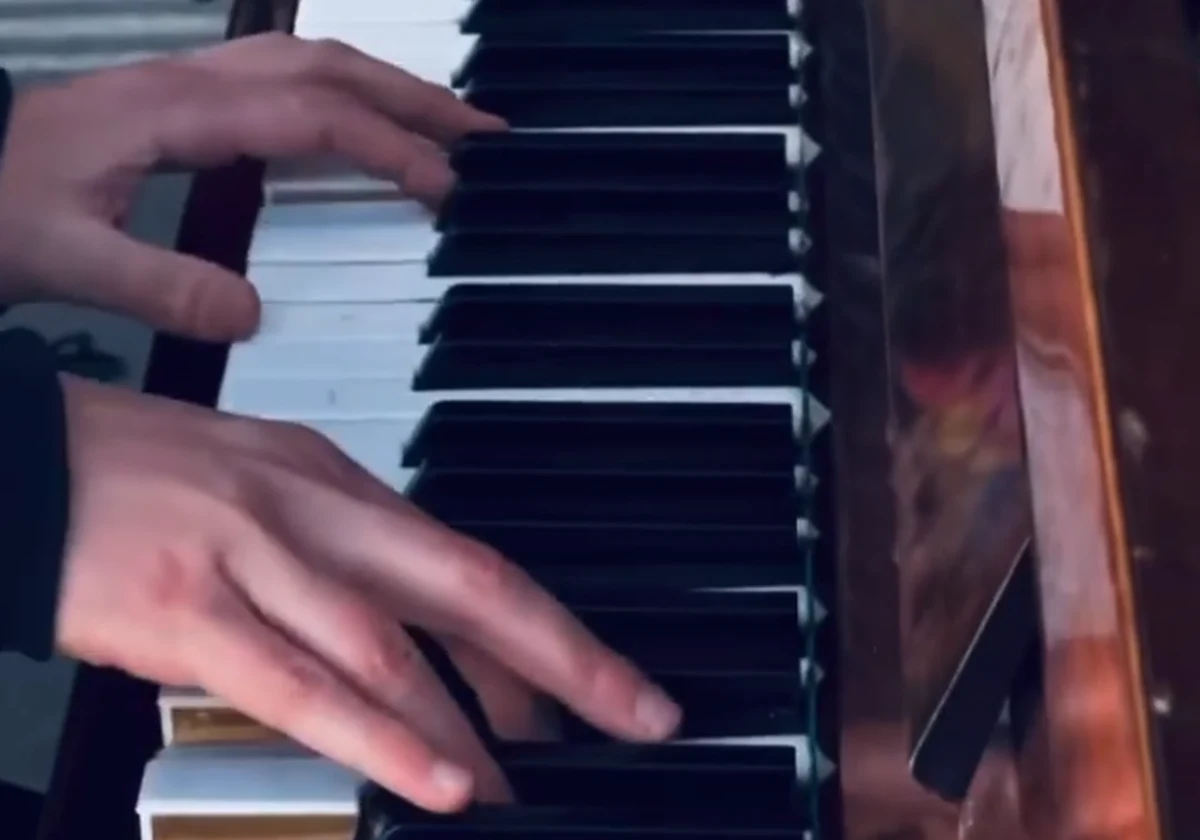 Poruszenie wśród internautów z całego świata wywołało nagranie, na którym widać młodego ukraińskiego pianistę grającego przed lwowskim dworcem mimo wyjących syren alarmowych, ostrzegających przed atakiem z powietrza. Z mężczyzną skontaktował się twórca granego przez niego utworu - wybitny kompozytor Hans Zimmer. Nagrał dla niego wiadomość z wyrazami uznania, a film ze Lwowa pokazał publiczności na swoim koncercie w Londynie. 