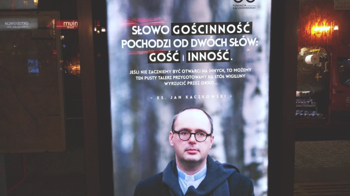 Mija prawie sześć lat od śmierci ks. Jana Kaczkowskiego, twórcy Puckiego Hospicjum, który sam cierpiał na nowotwór, ale był ogromnym wsparciem dla innych chorych. Wieczorem w Sopocie odbędzie się dedykowany mu koncert. Będzie połączony ze zbiórką dla uchodźców.