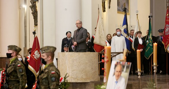 Bliscy, współpracownicy, przedstawiciele świata polityki i samorządu zgromadzili się w sobotę w katowickiej katedrze na uroczystościach pogrzebowych  prof. Mariana Zembali. Wybitny kardiochirurg, wieloletni dyrektor Śląskiego Centrum Chorób Serca w Zabrzu zmarł tydzień temu.