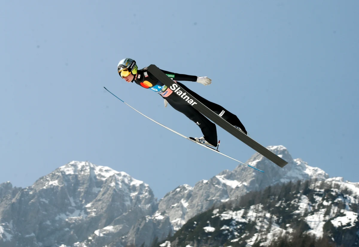 Polska zajęła czwarte miejsce w drużynowym konkursie Pucharu Świata w skokach narciarskich na mamucim obiekcie w Planicy. Wygrała Słowenia przed Norwegią i Austrią.