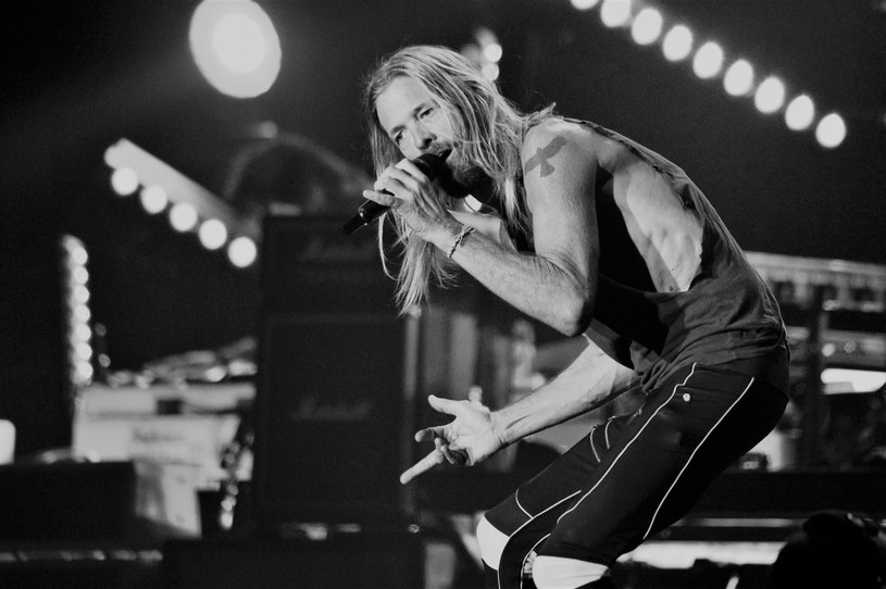 W wieku 50 lat zmarł nagle Taylor Hawkins, perkusista i wokalista grupy Foo Fighters. Muzyka pożegnali przyjaciele i znajomi z branży. 