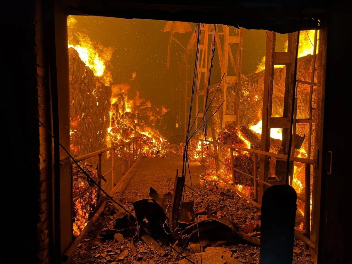 Strażacy dogaszają pożar w hali w Tarnobrzegu, gdzie składowane były materiały tekstylne. Nikt nie został ranny – przekazał w sobotę rzecznik podkarpackich strażaków bryg. Marcin Betleja.