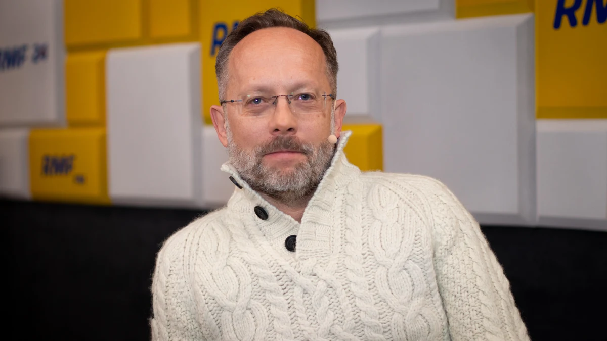 "To jest wizyta wymuszona przez okoliczności. Wszyscy gracze dostosowują się do tego, co się dzieje. Nie sądzę, żeby mieli ustalenia z góry - raczej starają się być elastyczni i mają plany ewentualnościowe i strategie" - mówił w Rozmowie w południe w RMF FM amerykanista i socjolog dr hab. Tomasz Płudowski, pytany o wizytę amerykańskiego prezydenta Joe Bidena w Polsce. "Myślę, że prezydent Duda dowiedział się szczegółów znaczących w Brukseli, kiedy był z przywódcami innych państw NATO. Tutaj głównie chodzi Bidenowi o wsparcie wizerunkowe, ale również spotkanie z przywódcami Ukrainy" - dodał. 