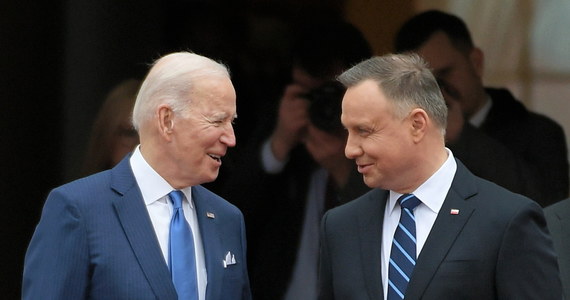 "Stabilizacja w Europie jest niezmiernie ważna dla interesów USA" - powiedział prezydent Stanów Zjednoczonych Joe Biden po spotkaniu z prezydentem Polski Andrzejem Dudą. Jak podkreślał Duda, "mimo trudnych czasów relacje Polski z USA kwitną".
